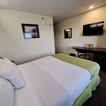 Microtel Inn And Suites By Wyndham Толука-де-Лердо Экстерьер фото