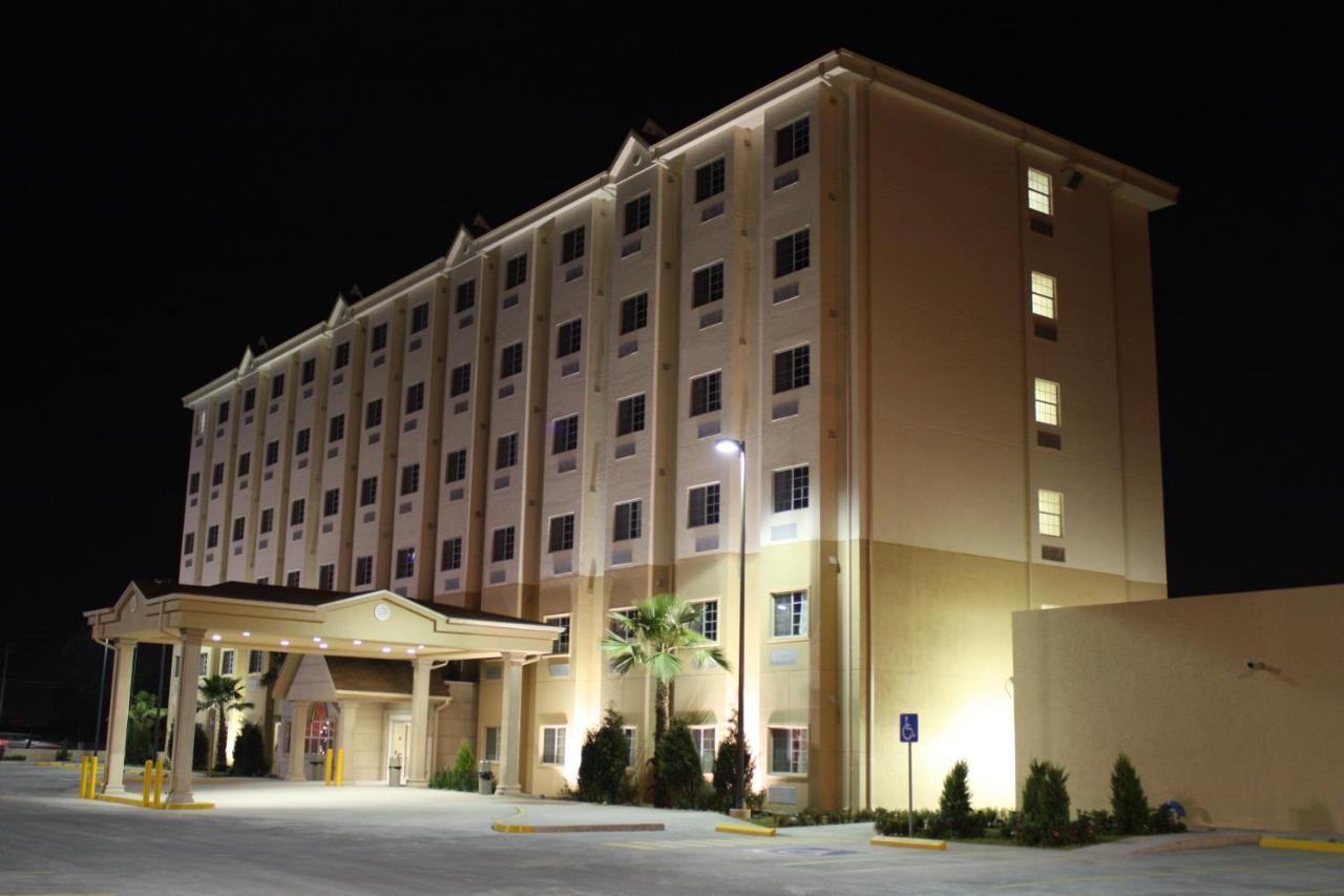 Microtel Inn And Suites By Wyndham Толука-де-Лердо Экстерьер фото