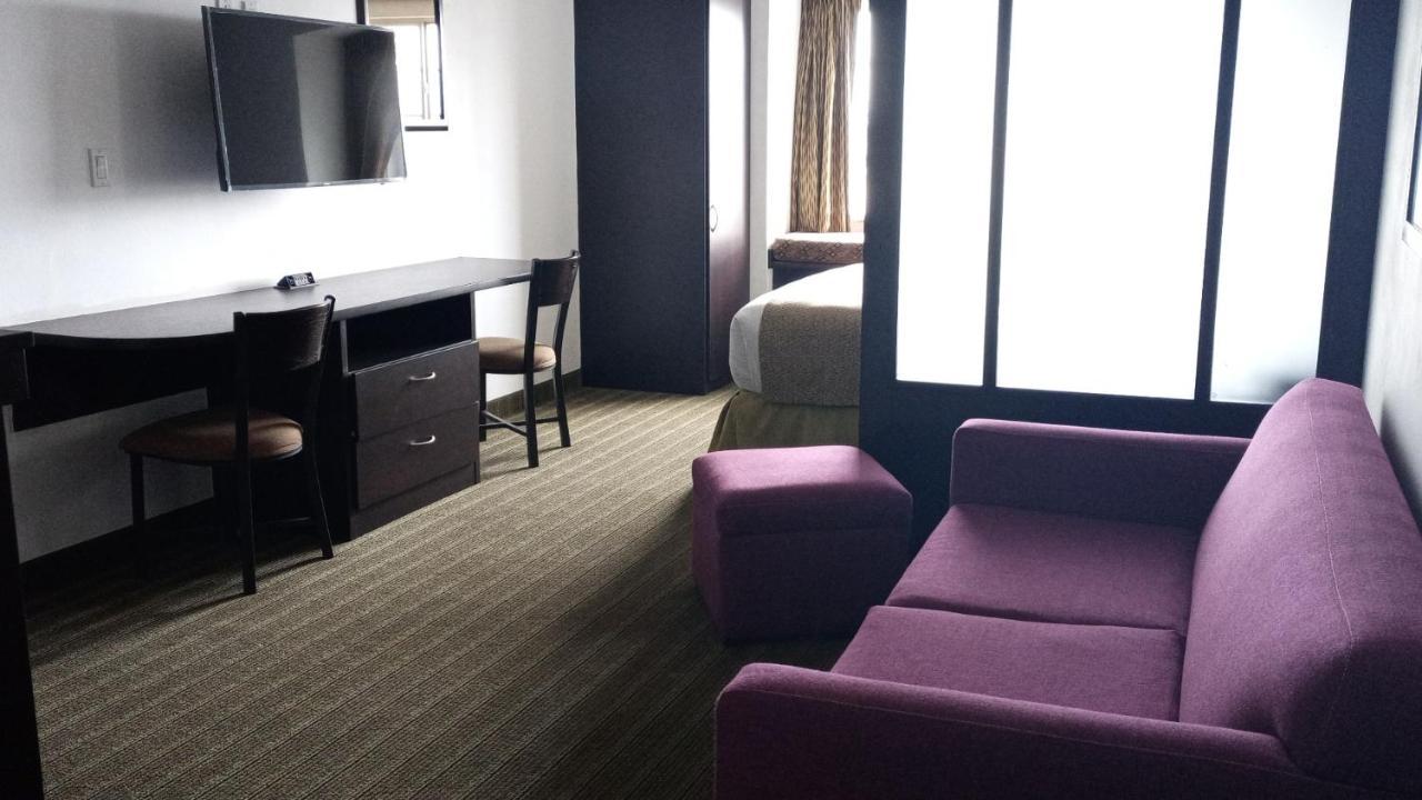 Microtel Inn And Suites By Wyndham Толука-де-Лердо Экстерьер фото
