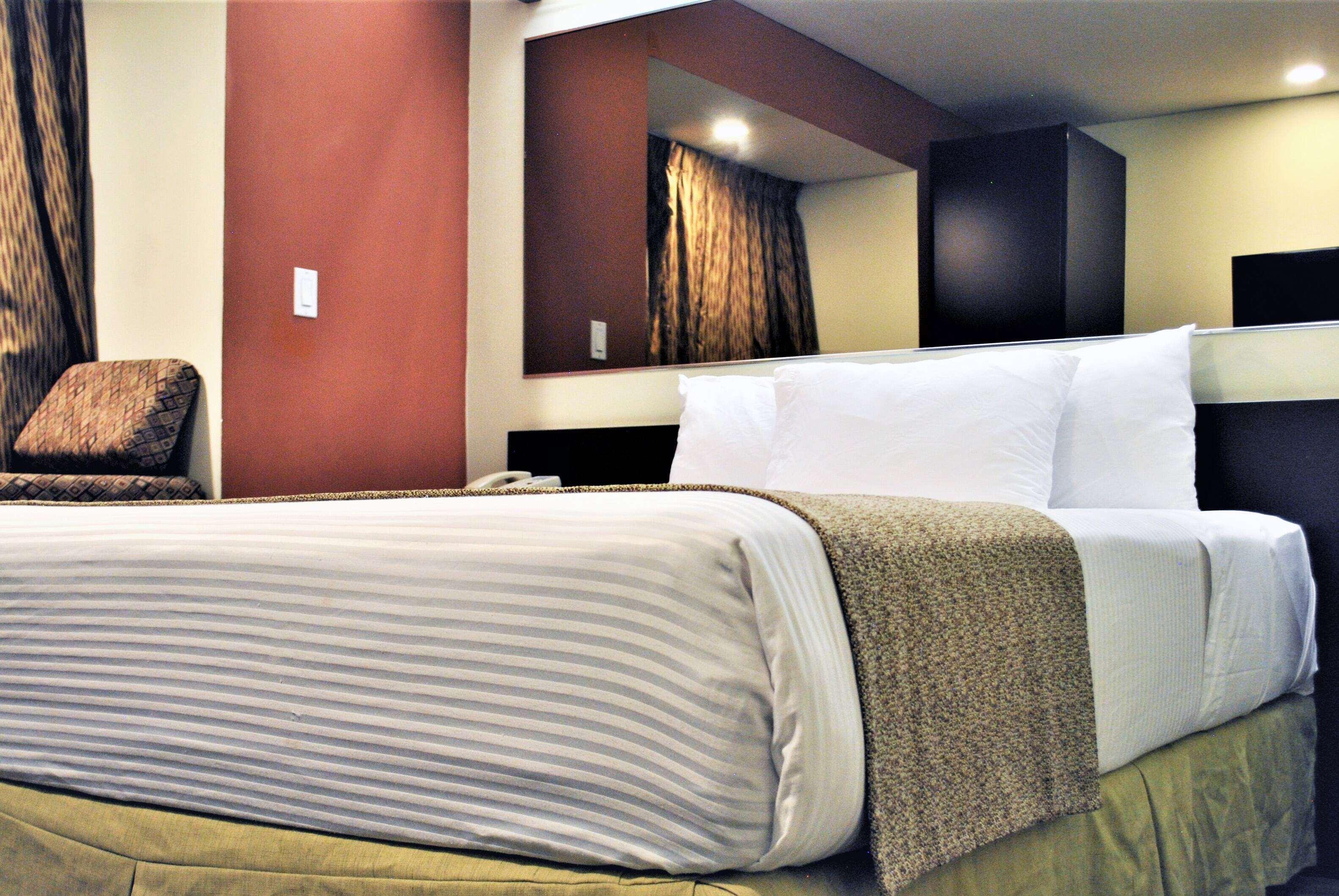 Microtel Inn And Suites By Wyndham Толука-де-Лердо Экстерьер фото