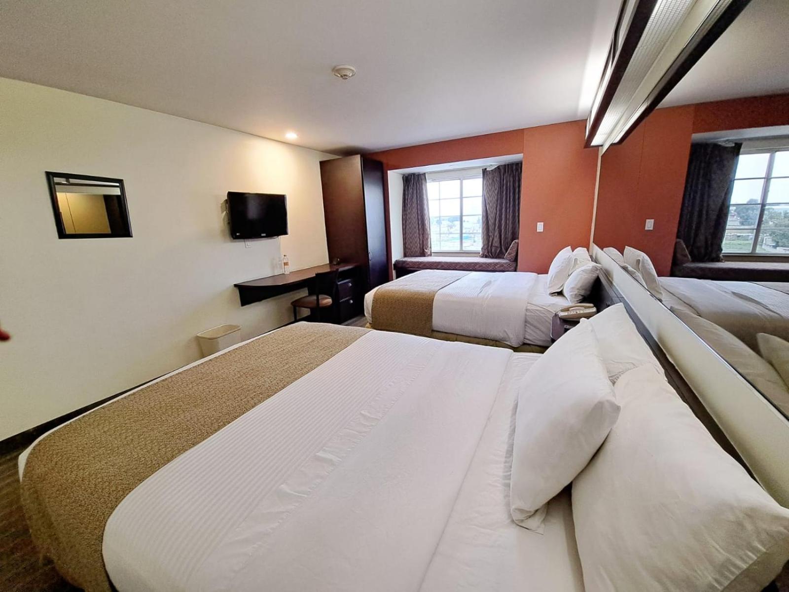 Microtel Inn And Suites By Wyndham Толука-де-Лердо Экстерьер фото