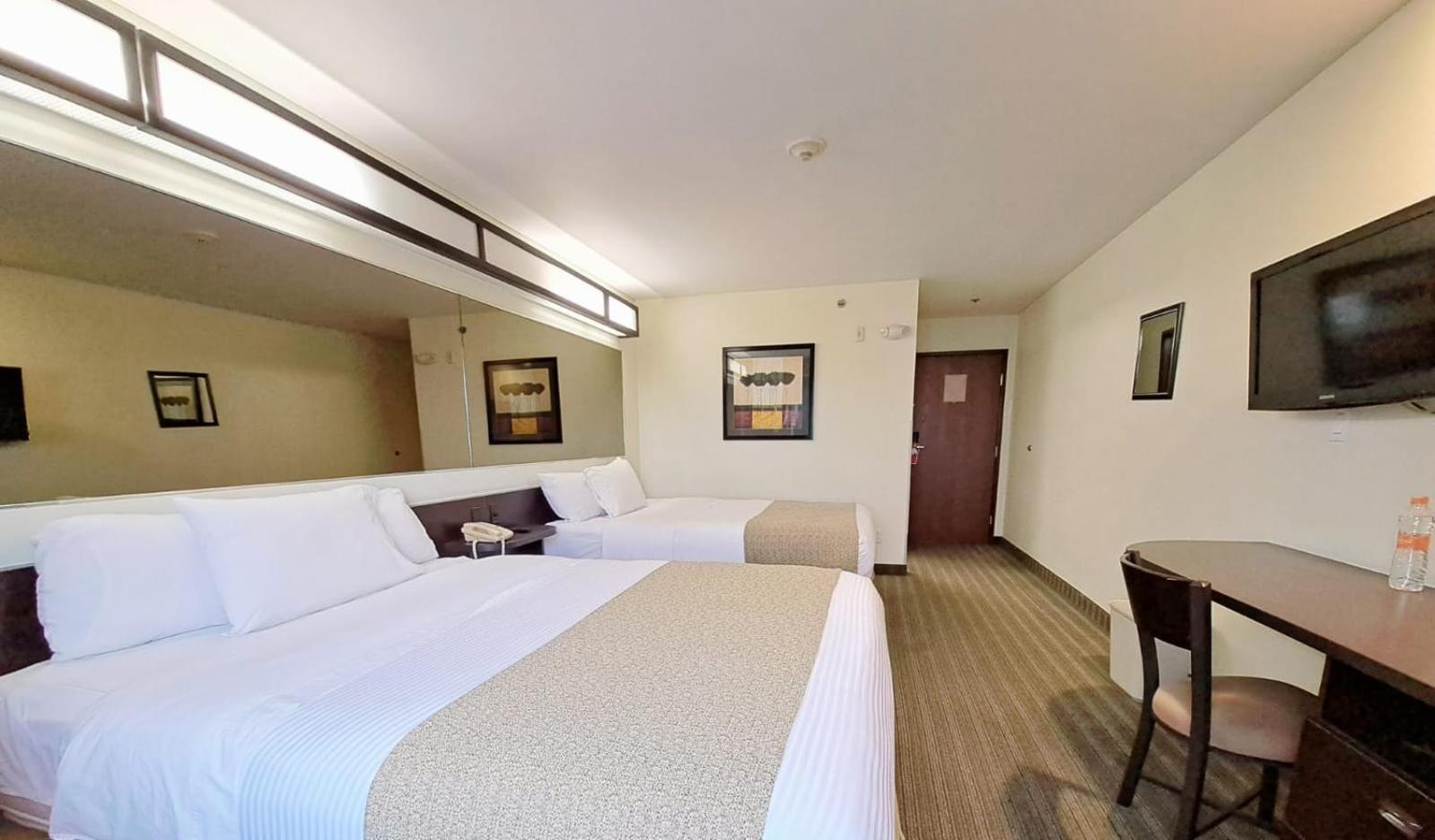 Microtel Inn And Suites By Wyndham Толука-де-Лердо Экстерьер фото