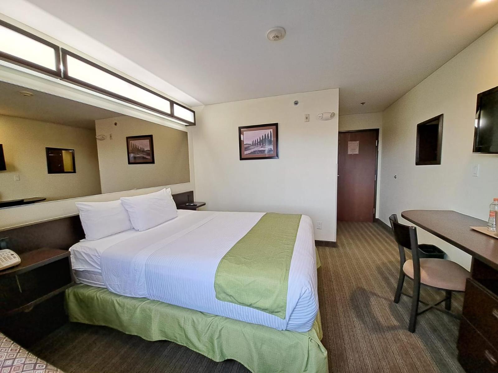 Microtel Inn And Suites By Wyndham Толука-де-Лердо Экстерьер фото