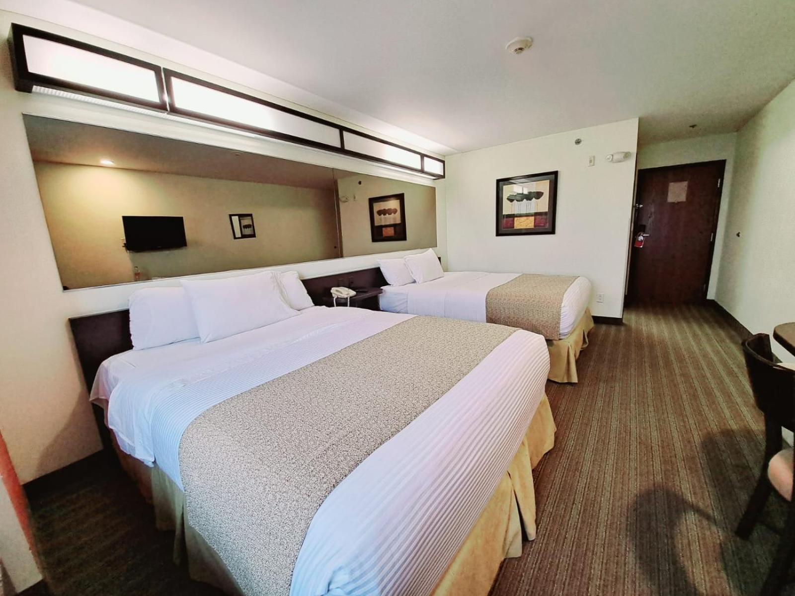Microtel Inn And Suites By Wyndham Толука-де-Лердо Экстерьер фото